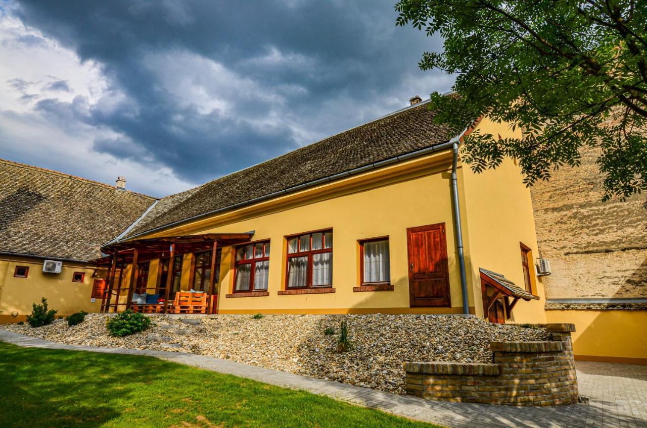 Kossuth Vendeghaz Appartement Tolna Buitenkant foto
